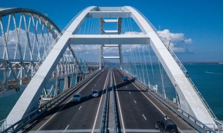 Грузовикам дали добро на движение по Крымскому мосту с 1 октября