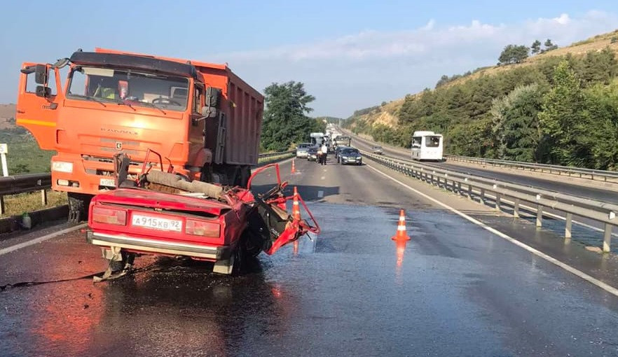 Авария с грузовиком превратила ВАЗ в «кабриолет» под Севастополем