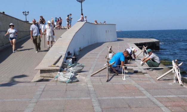 На набережной Севастополя снова стали укладывать плитку