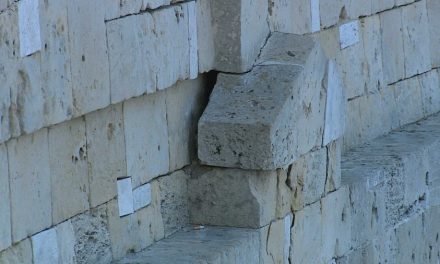 В Севастополе разрушается стена у памятника Затопленным кораблям