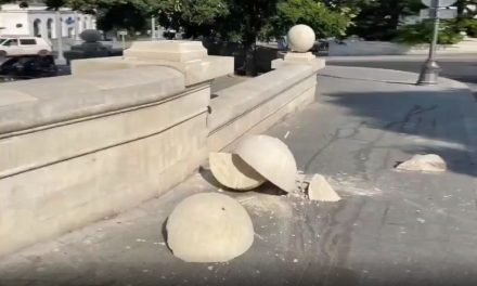 Вандалы разбили большой шар с парапета в центре Севастополя