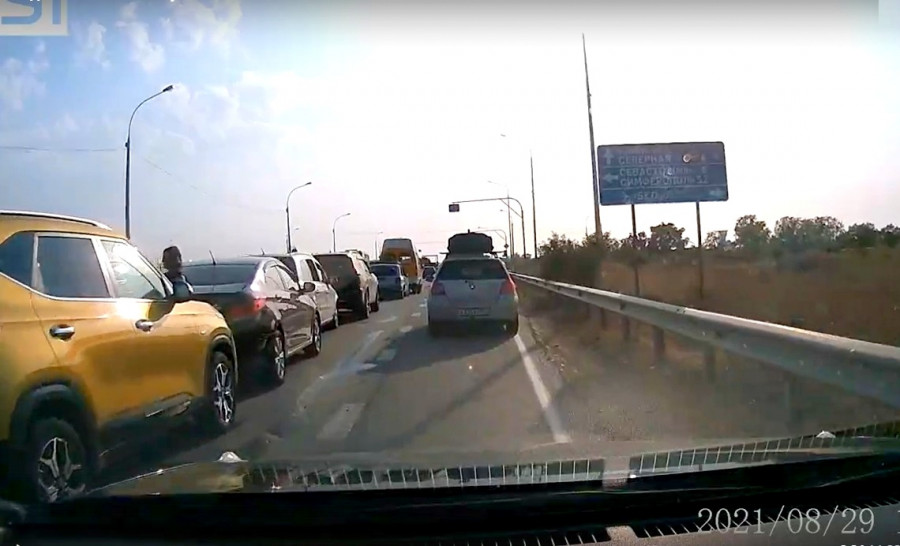 Водитель без права управления собрал «паровоз» по дороге в Севастополь