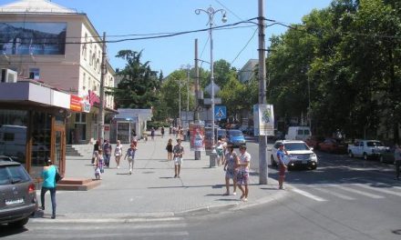 Женщину отправили в больницу с пешеходного перехода в центре Севастополя