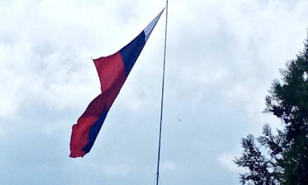 Флаг России в Севастополе висит на волоске
