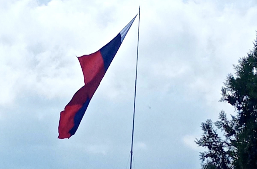 Флаг России в Севастополе висит на волоске