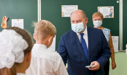 Губернатор Михаил Развожаев поздравил школьников с началом учебного года