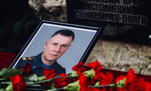 Память погибшего министра МЧС Зиничева почтили в Севастополе
