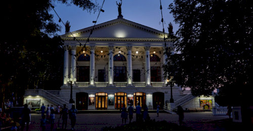 Севастопольскому драматическому театру им. А. В. Луначарского в этом году исполняется 110 лет