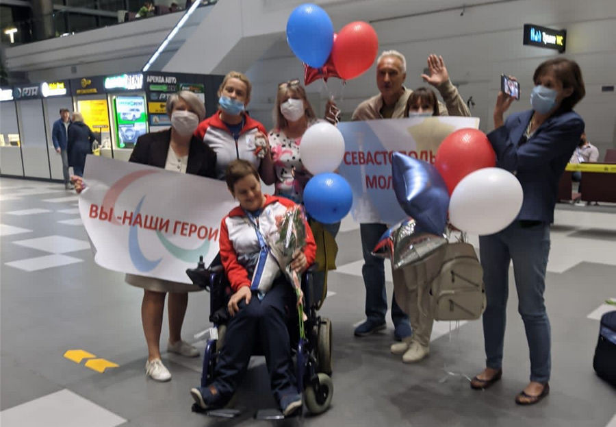 Севастопольскую участницу Паралимпиады встречали в аэропорту с цветами