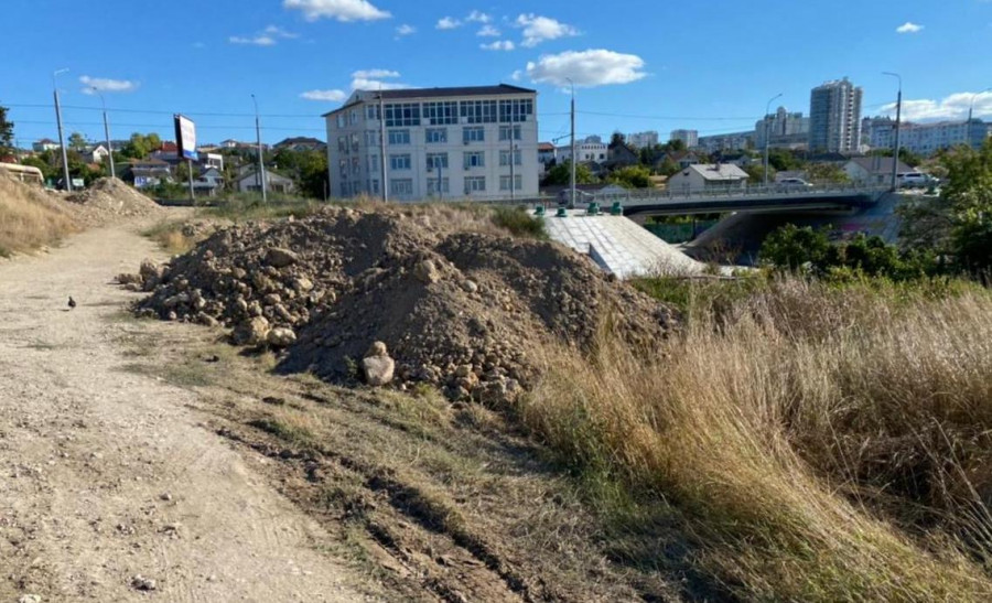 Строители водовода в Севастополе превратили в свалку Карантинную балку