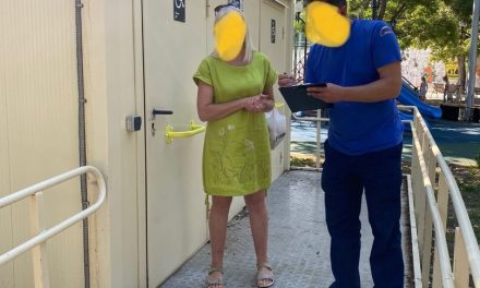 В общественном туалете Севастополя застряла женщина