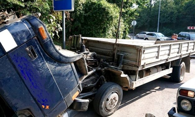 В Севастополе грузовик снесло в кювет