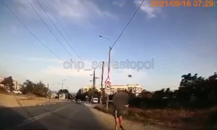 В Севастополе мальчик «обстрелял» камнями проезжающую машину