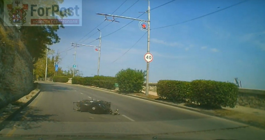 В Севастополе мотоциклист «зацепился» за столб