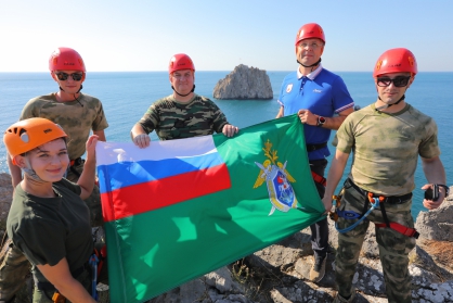 В честь Дня Государственного флага Российской Федерации сотрудники СК России вместе с участниками СВО и артековцами водрузили главный символ страны и флаг ведомства над Адаларами (ВИДЕО)