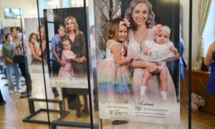Выставка портретов и вручение фотокниг Крымским матерям-участницам СВО