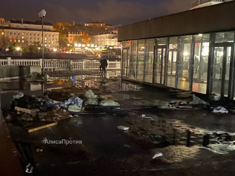 Последствия шторма в Севастополе: разрушения на пляже Хрустальный