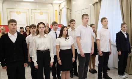 Церемония вручения паспортов юным жителям в Севастополе