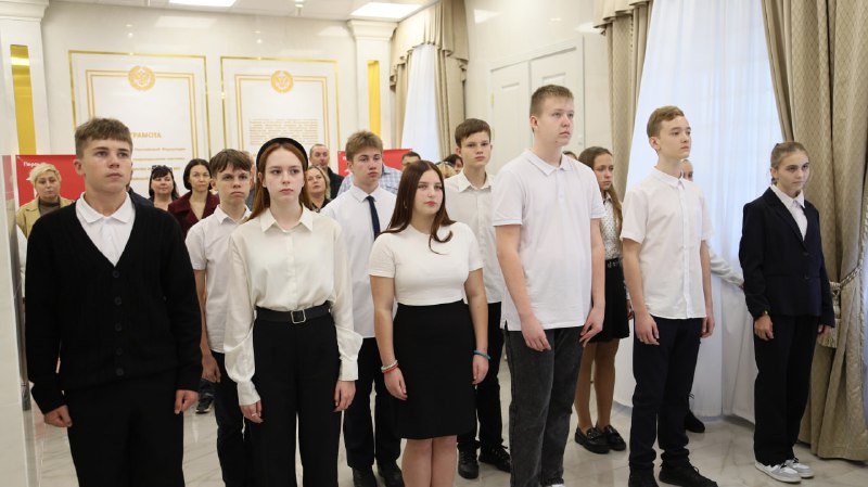 Церемония вручения паспортов юным жителям в Севастополе