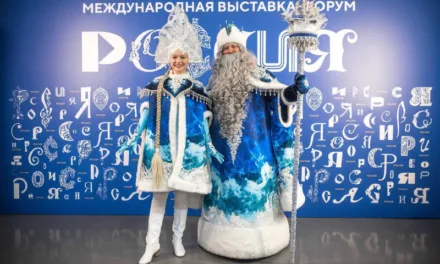 Дед Мороз и Снегурочка на выставке «Россия»