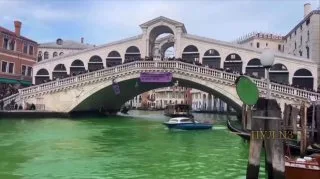 Итальянские активисты окрасили воду Венеции в зеленый