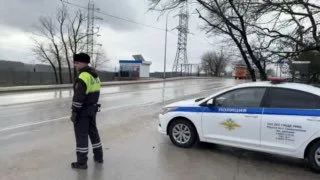 Госавтоинспекция Севастополя проводит радиоволновую акцию для дальнобойщиков: призыв к осторожности на скользких дорогах