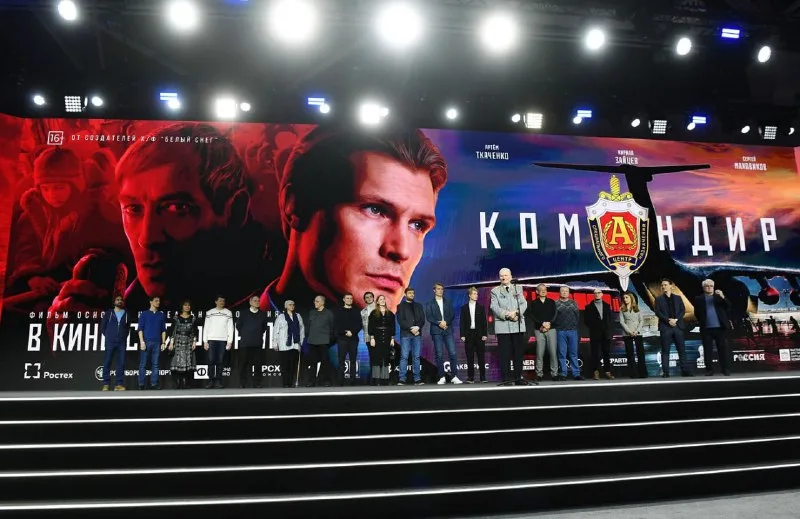 пули твоей любви. счастье нежности и любви. пистолет патроны кровь. пистолет и роза. пистолет и цветы.