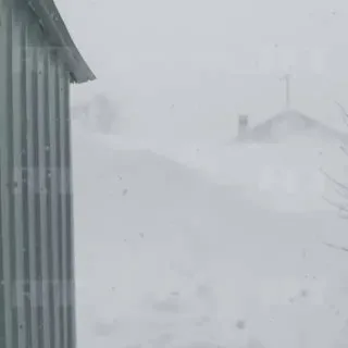 Сугробы до крыши: жизнь в посёлке под Южно-Сахалинском после мощного снегопада