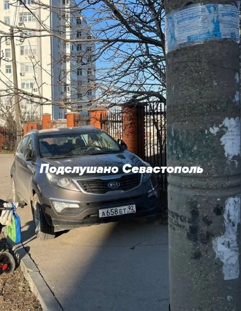 Жители Севастополя бьют тревогу: занятие тротуаров для парковки создает опасность на дорогах