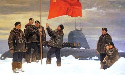 100 лет назад утвержден флаг Советского Союза — Красное знамя с Серпом и Молотом
