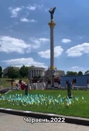 Число погибших киевлян за два года войны шокирует: поле флагов в Киеве