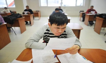 Мигрант из Узбекистана штудирует русский язык и законы ради вида на жительство