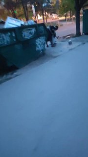 Мужчина разбивает бойлер топором на мусорной площадке