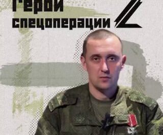 Российский военнослужащий Константин Пономарев вытаскивает с поля боя технику ВСУ