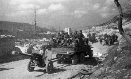Советские войска штурмуют Севастополь, но встречают серьезное сопротивление противника