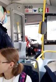 Водитель троллейбуса в Севастополе оскорбил пассажирку в маске