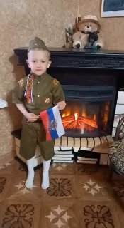 5-летний Денис Стовба поздравляет с Днем Победы: его родители работают в электросетях