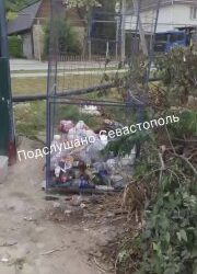 Севастопольцы жалуются на мусор и неубранные контейнеры в районе гостиницы «Крым»