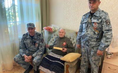 Севастопольские полицейские поздравили вдову ветерана Великой Отечественной войны