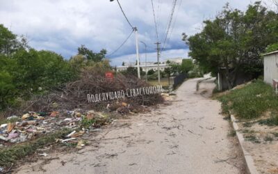 Жители Севастополя жалуются на растущую свалку мусора возле школы и детской площадки