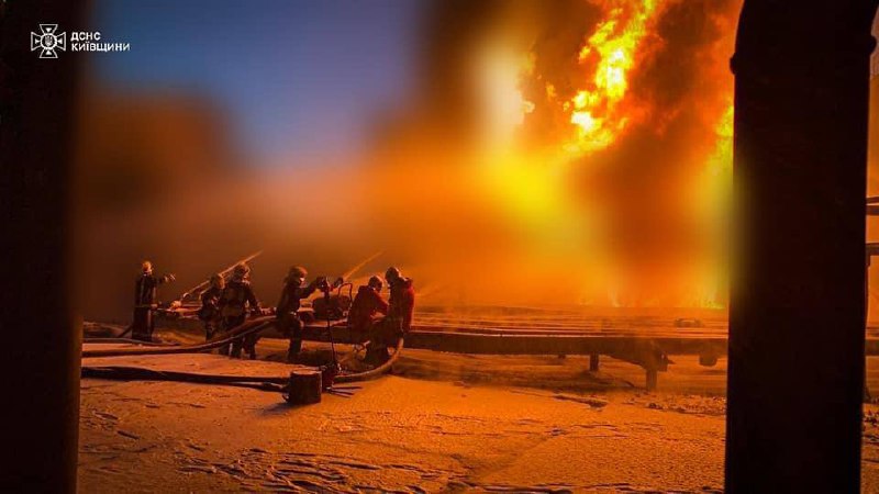 Под Киевом в Василькове продолжает сильно гореть после удара ВКС