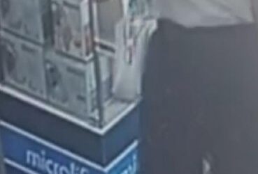 Кража телефона в аптеке: камеры зафиксировали подозреваемую