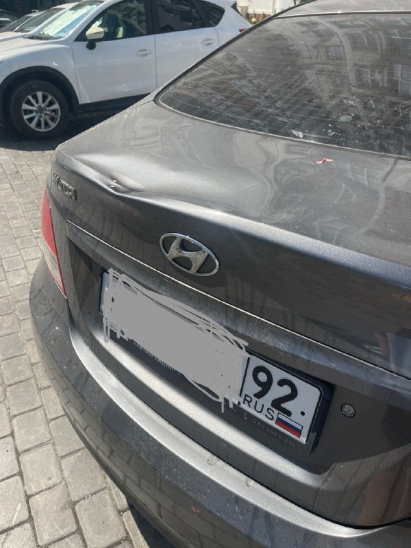 Несовершеннолетние дети повредили автомобиль в подъезде на Парковой, 12