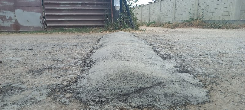 Незаконные «лежачие полицейские» на городской дороге в Севастополе