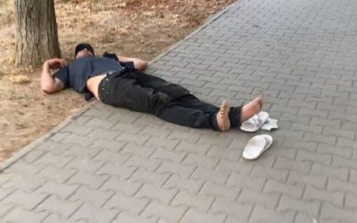 Туристы вынуждены спать на земле, лавки заняты активистами в Севастополе