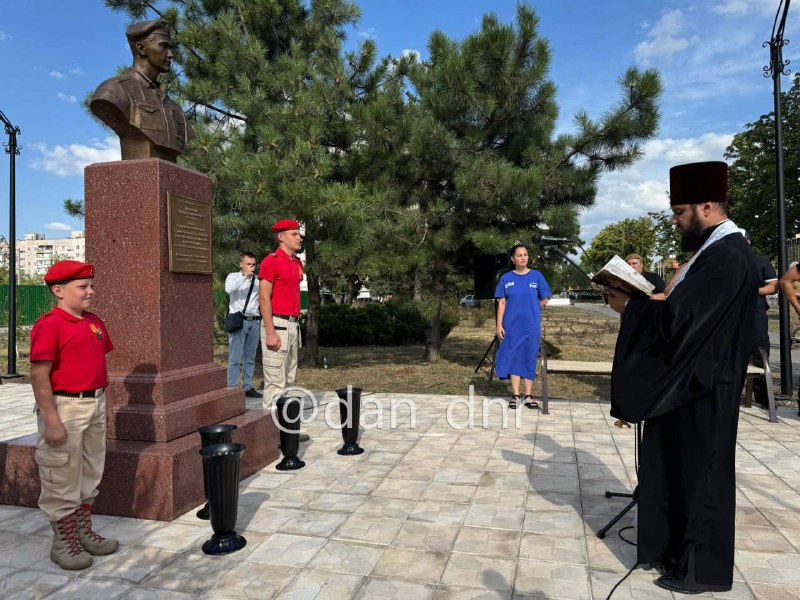 В Мариуполе открыли бюст Героя России Эдуарда Дьяконова, погибшего при (notitle)