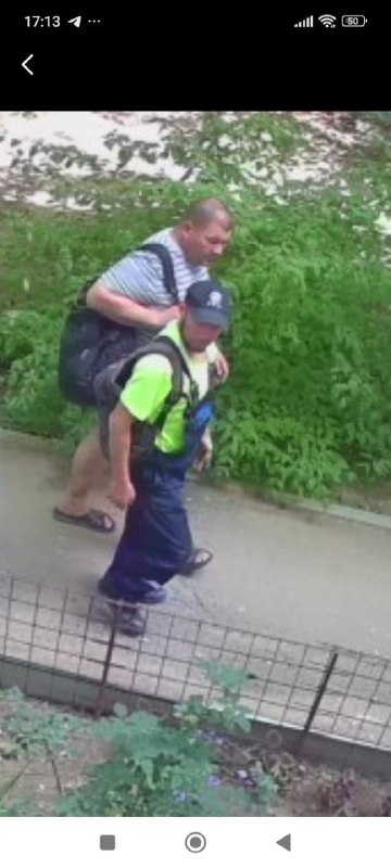 Вандал срывает цветы во дворе Острякова 131: жители возмущены