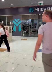 Женщина подверглась нападению в ТРЦ Севастополя, обидчики скрылись
