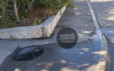 Коммунальная авария: на перекрёстке в Севастополе 4 дня льёт вода