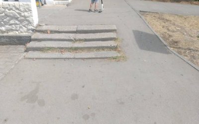 Опасный участок на пешеходной зоне в Севастополе: люди получают травмы